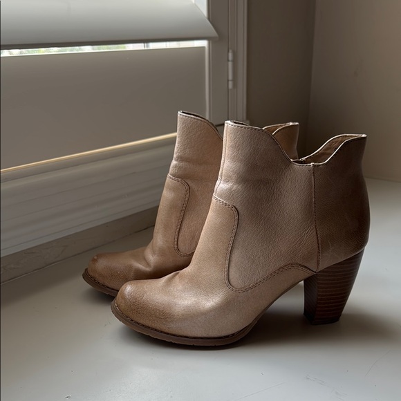 Shoes - Chic Tan Leather Ankle Booties